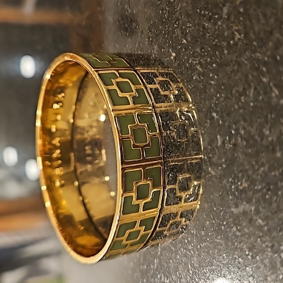 💕TRINA TURK💕 Enamel Bangle Bracelet ~ Black & Gold Brick Logo Design NWOT - Picture 2 of 9